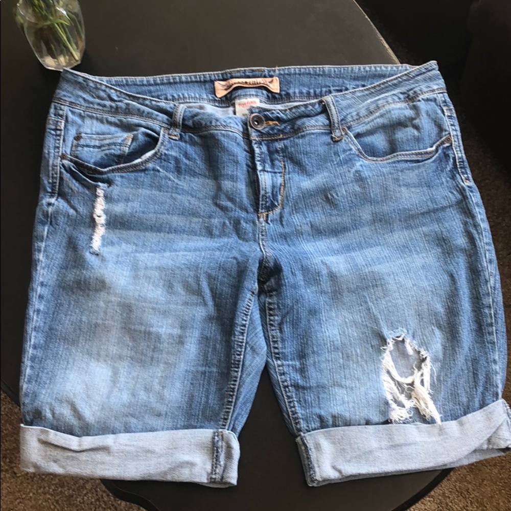 Distressed Jean shorts 💙